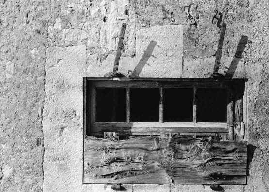 Окно и ставни, сельская местность во Франции (фото. Фрэнсис Шульц). Камера Nikon-F, объектив Sigma 70—210 mm f/2.8 Apo, пленка Ilford XP2. Окно и ставни, сельская местность во Франции (фото. Фрэнсис Шульц). Камера Nikon-F, объектив Sigma 70—210 mm f/2.8 Apo, пленка Ilford XP2.