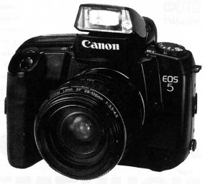 Вспышка с зум-головкой, встроенная в зеркальную фотокамеру.